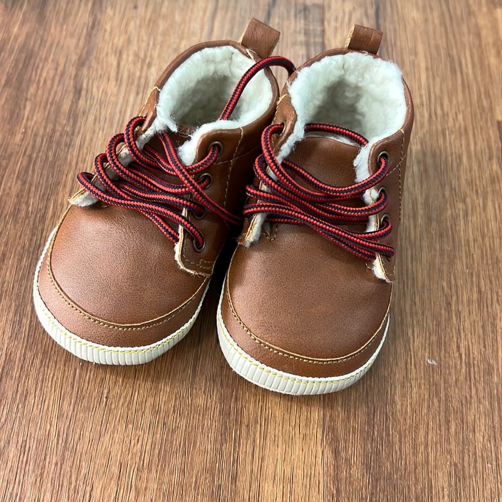 Brown booties with functional shoe laces 3-6months